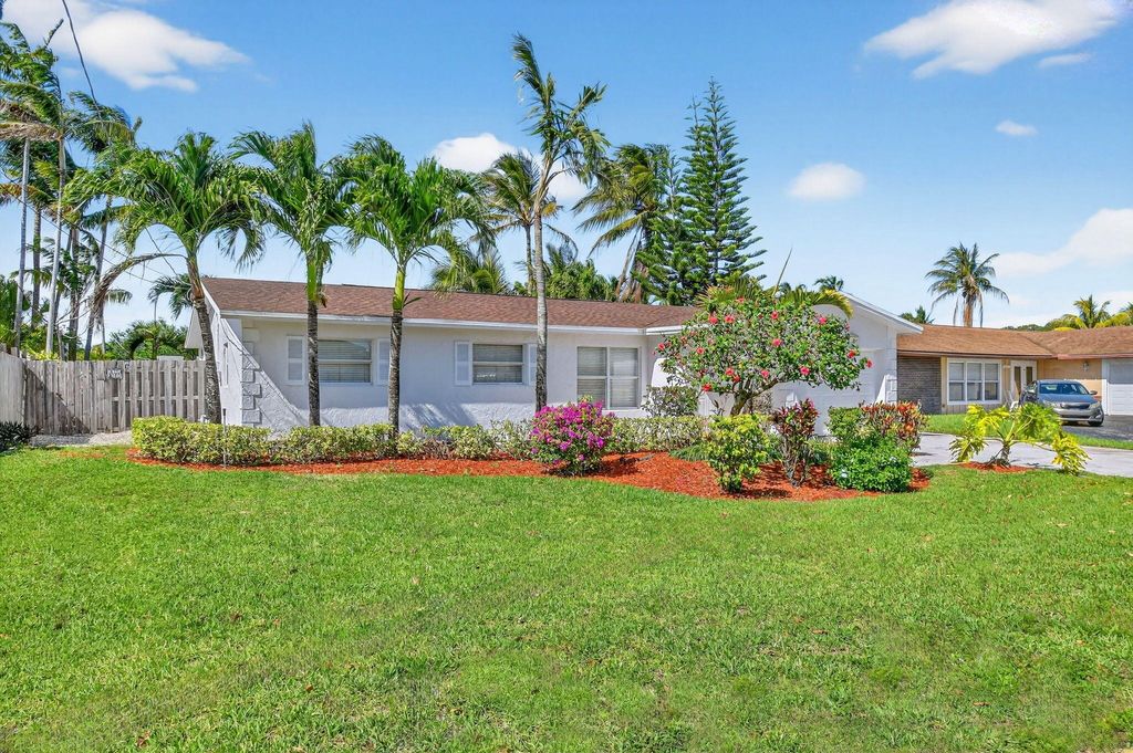 Photo of 1037 SW 27th Avenue, Boynton Beach, FL 33426 (MLS # B26014175)