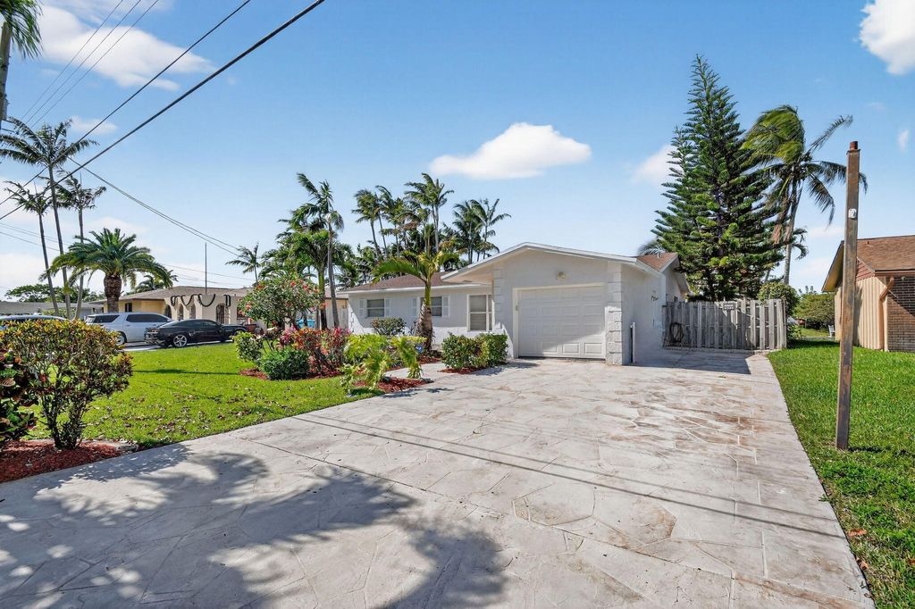 Photo of 1037 SW 27th Avenue, Boynton Beach, FL 33426 (MLS # B26014175)