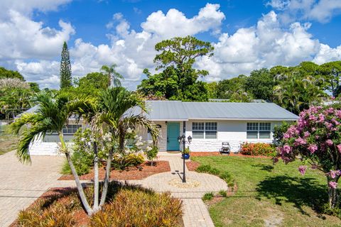 Photo of 1252 SE Madison Avenue, Stuart, FL 34996 (MLS # B26047971)