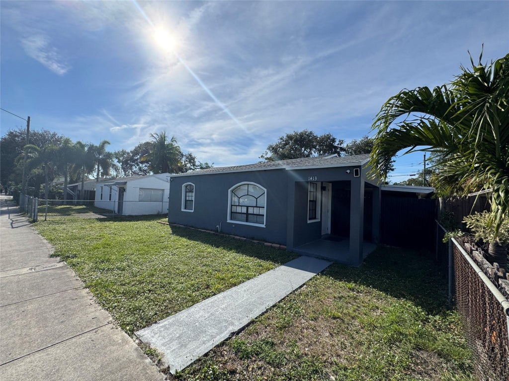 Photo of 1413 SW 41ST Avenue, Fort Lauderdale, FL 33317 (MLS # B26094060)
