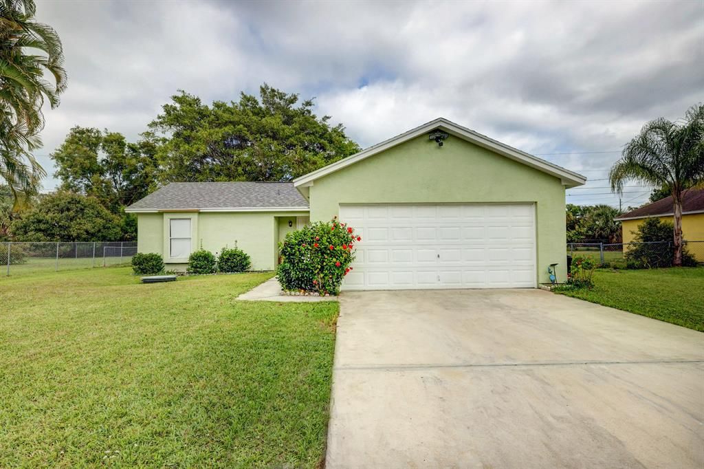 Photo of 2049 SE Heathwood Circle, Port Saint Lucie, FL 34952 (MLS # R10697196)
