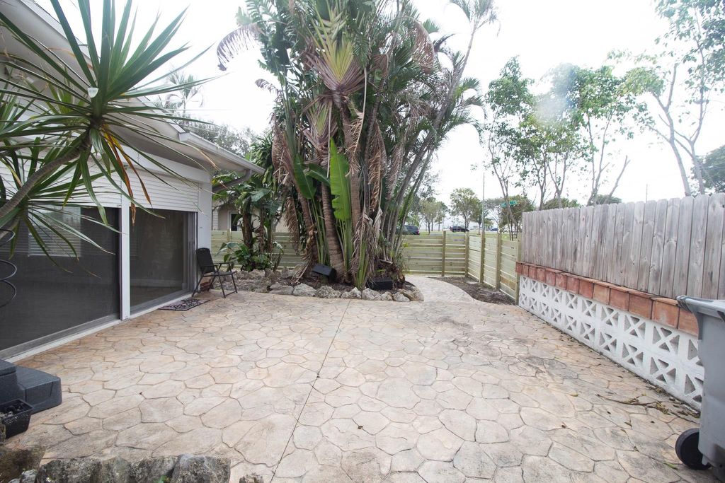 Photo of 909 NE 12th Avenue, Pompano Beach, FL 33060 (MLS # B26003068)