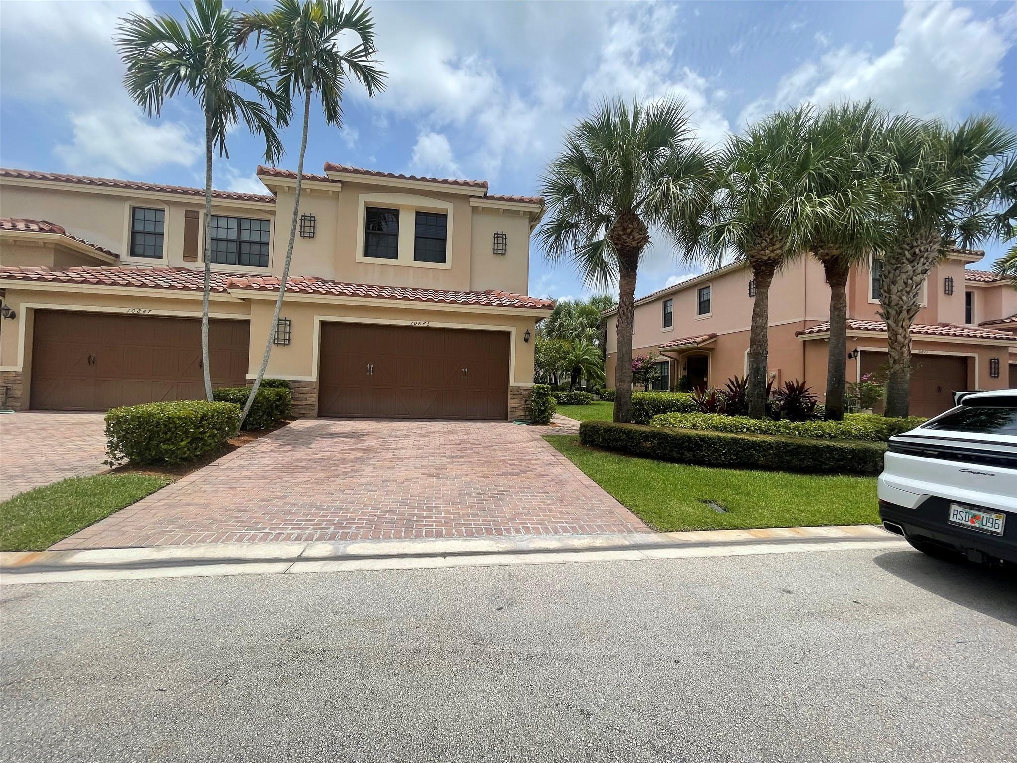 10845 NW 74th Dr