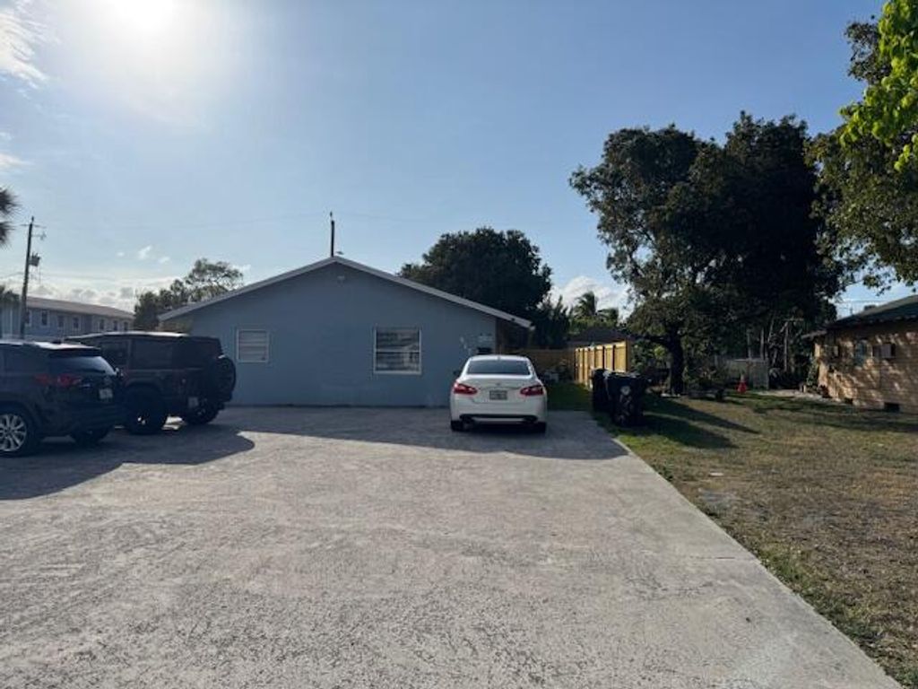 Photo of 517 S F Street, Lake Worth Beach, FL 33460 (MLS # R11067690)