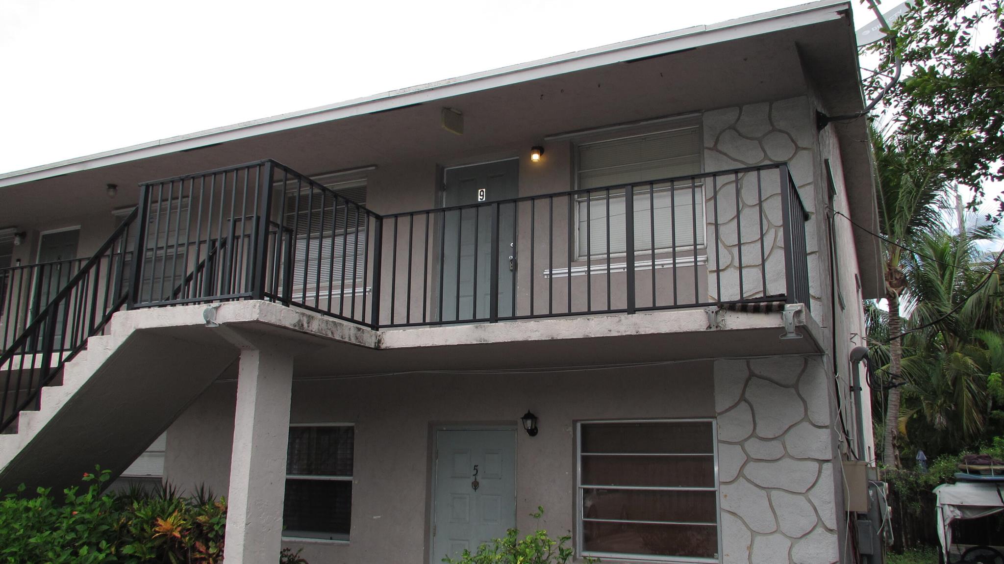 CONFORTABLE 2 BR 1 BATH SPACIOUS -SECOND FLOOR- CORNER UNIT WITH HARDWOOD FLOORS. GREAT LOCATION, WALKING DISTANCE FROM DOWNTOWN LAKE WORTH. WASHER AND DRYER INSDE UNIT. TWO PARKING SPACES. NO MINIMUM CREDIT SCORE. PETS OK!