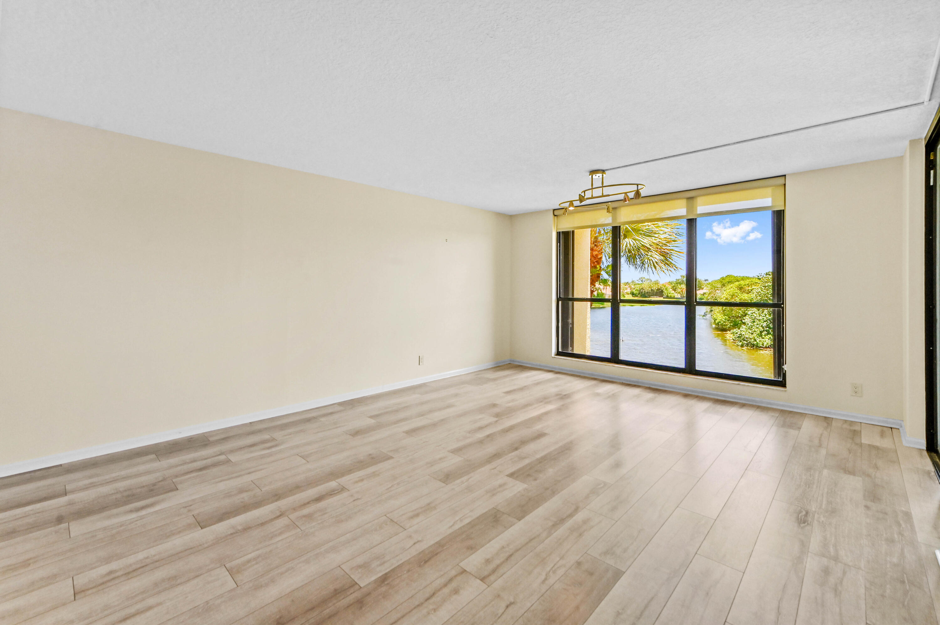 WOODLAND LAKES - Residential