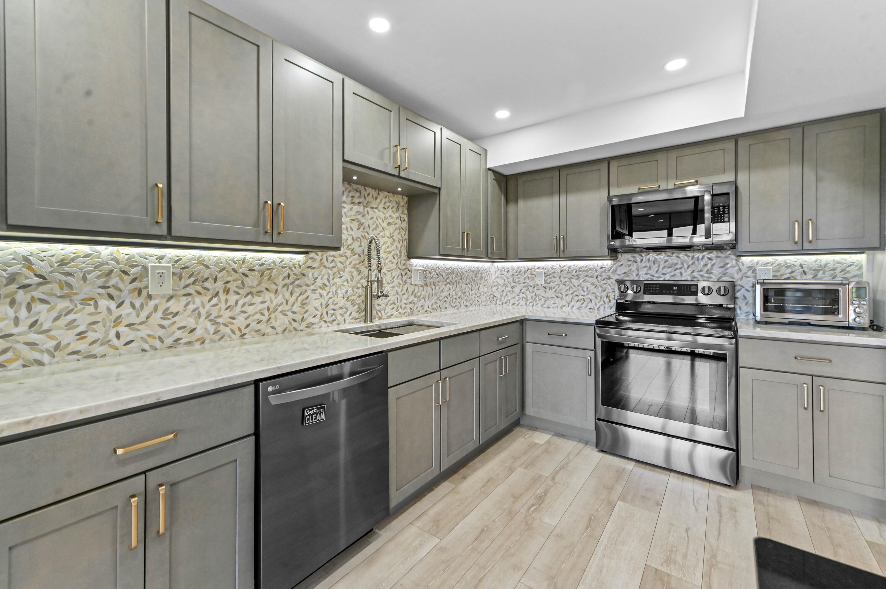 WOODLAND LAKES - Residential