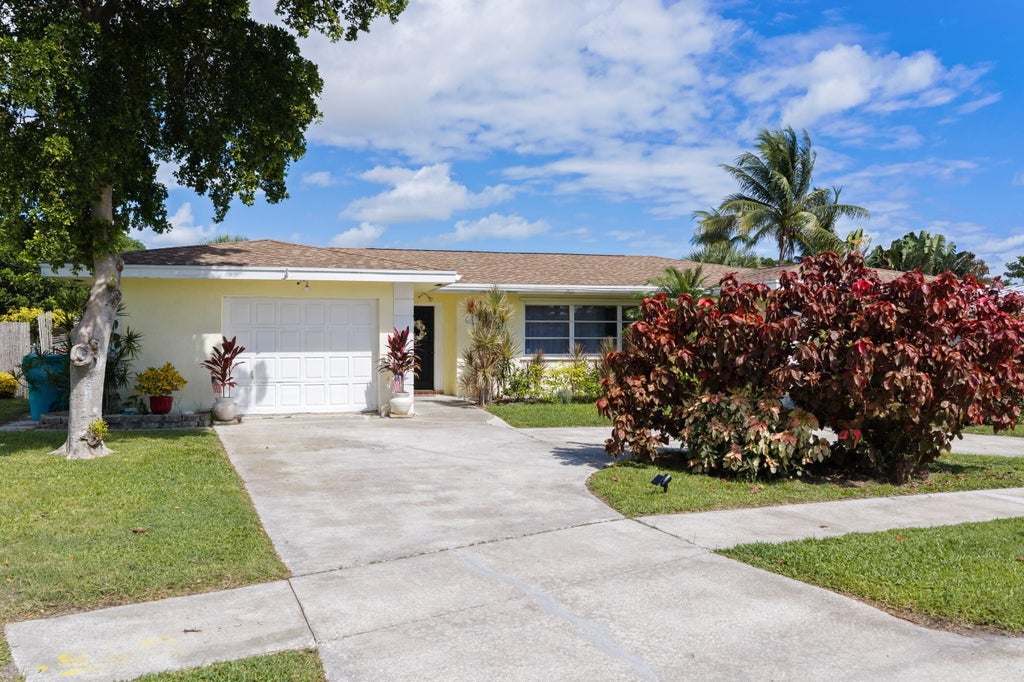Photo of 2867 SE 1st Court, Boynton Beach, FL 33435 (MLS # B26090572)