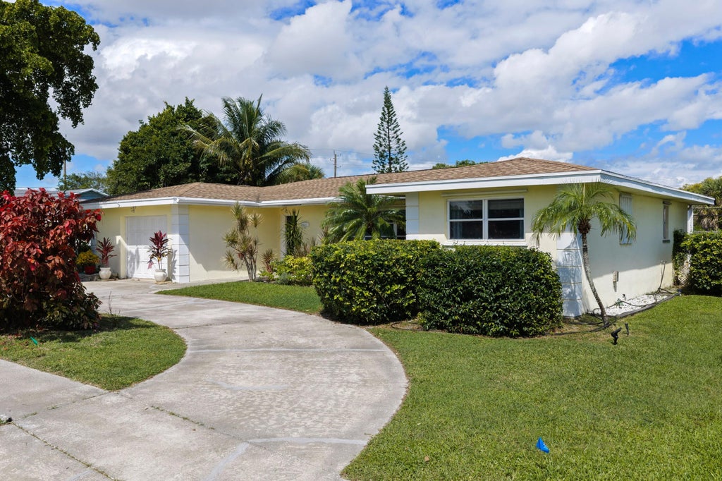 Photo of 2867 SE 1st Court, Boynton Beach, FL 33435 (MLS # B26090572)