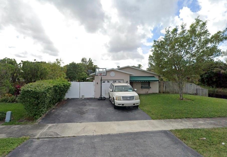 Beautiful upgradred home on a corner lot with view of the canal. Tile throughout, fenced backyard with room to
store a boat trailer. Call today, don't miss out.