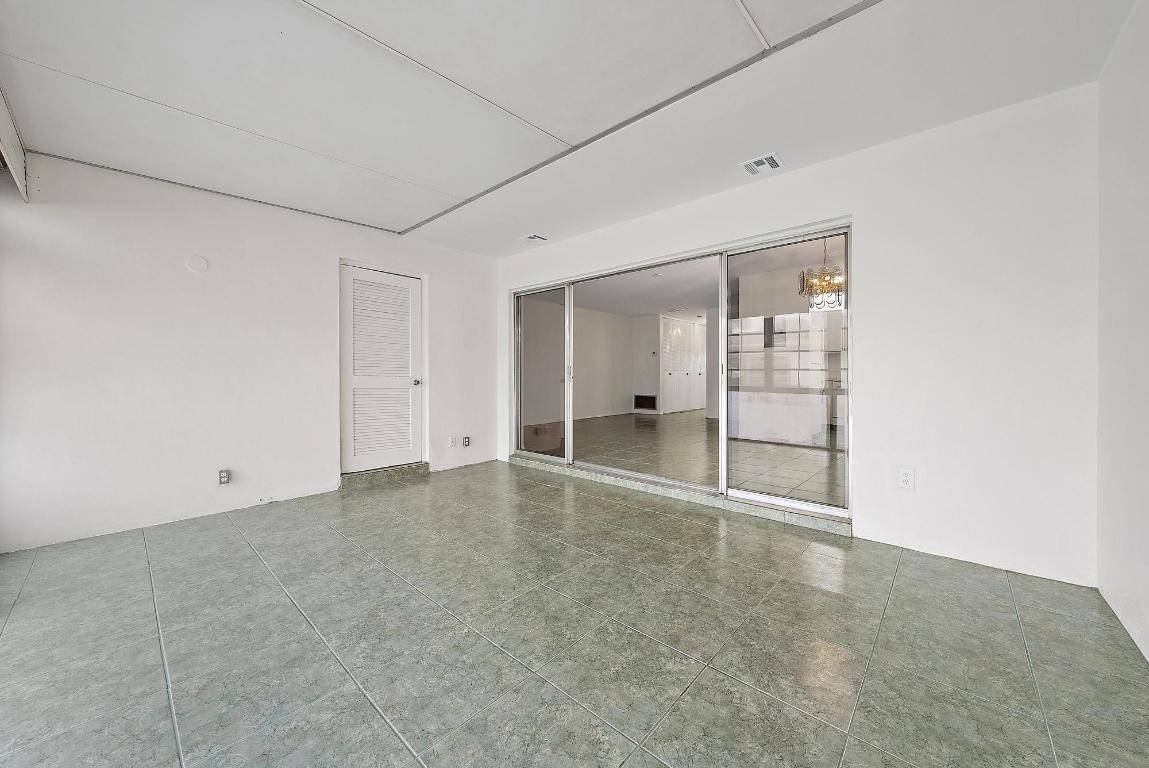 CRESTHAVEN TOWNHOMES SEC 5 CONDO - Residential