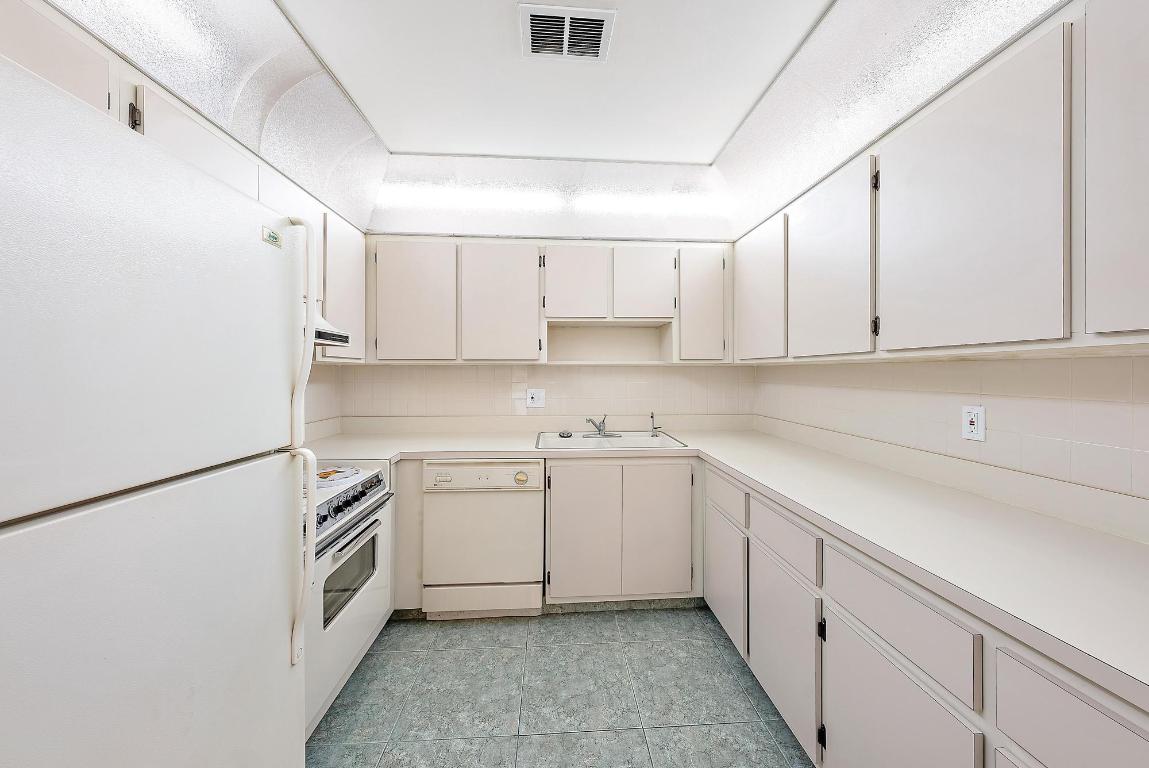 CRESTHAVEN TOWNHOMES SEC 5 CONDO - Residential