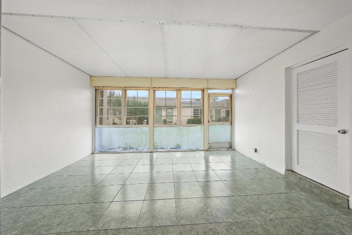 CRESTHAVEN TOWNHOMES SEC 5 CONDO - Residential