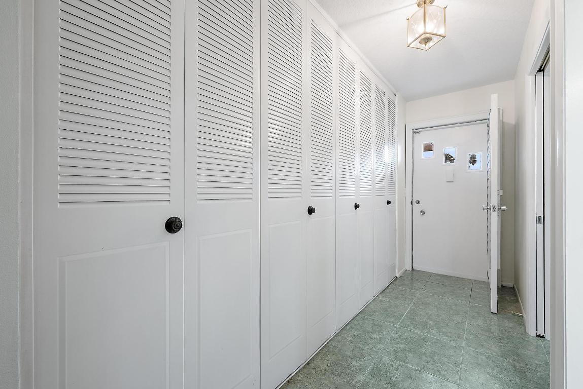 CRESTHAVEN TOWNHOMES SEC 5 CONDO - Residential