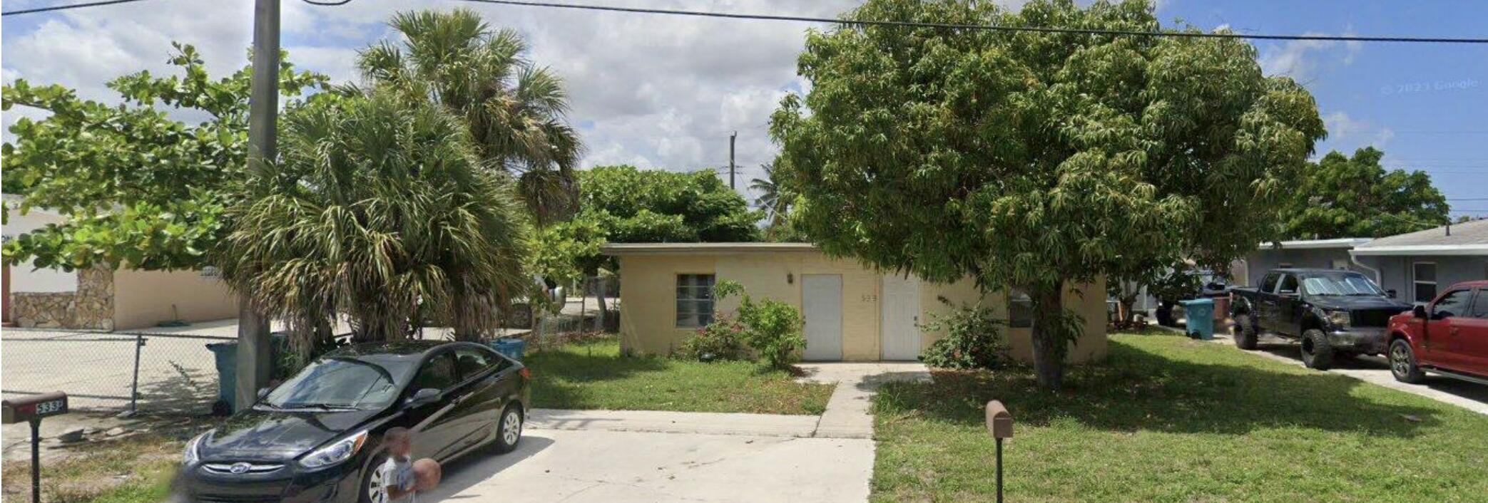 DUPLEX LOCATED IN BOYNTON BEACH, EACH UNIT HAS 1 BED 1 BATH (PRETTY RETILED SHOWERS), SITS ON AN EXTRA LARGE LOT 0.24 ACRES, WINDOW UNITS, GOOD TENANTS (ONE IS HELPED $1400/month ONE IS THERE SINCE 3 YEARS $1600/month) BOTH TENANTS PAY PERFECTLY.
