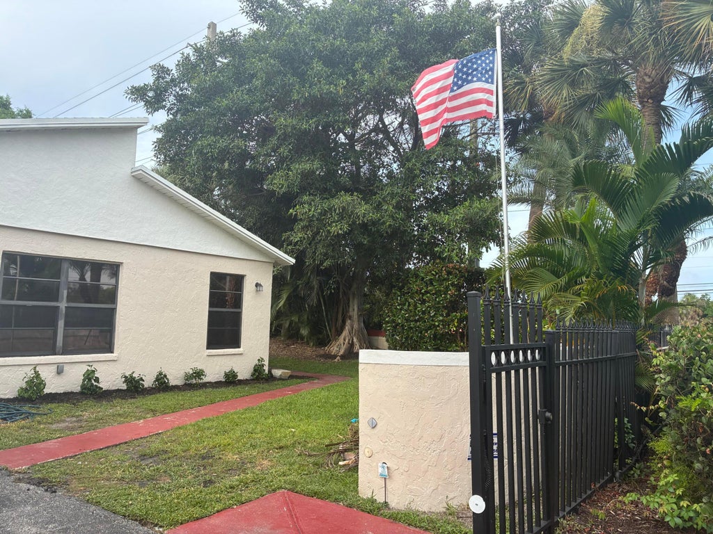 Photo of 5021 MIRROR LAKES Boulevard, Boynton Beach, FL 33472 (MLS # B26053937)