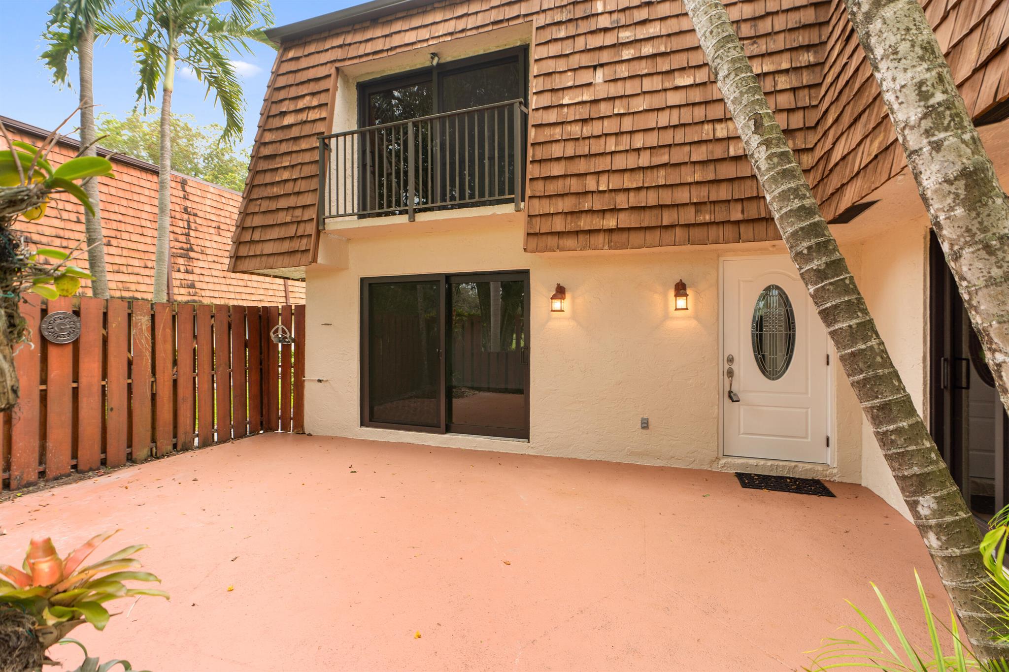 Beautifully updated 2-bedroom, 2.5-bath townhome in the heart of Davie! This spacious unit features a bright and open layout with tile flooring throughout, a modern kitchen with stainless steel appliances and plenty of storage. Enjoy the large primary suite with walk-in closet and private bath. Washer/dryer in unit. The private balcony overlooks lush greenery and waterfront, perfect for relaxing or entertaining. Community amenities include a pool and clubhouse. Tenant responsible for all utilities. Conveniently located near shopping, dining, Nova University, major highways, and just minutes from the airport and beaches.
