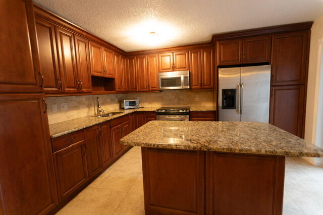 Beautifully updated 2-bedroom, 2.5-bath townhome in the heart of Davie! This spacious unit features a bright and open layout with tile flooring throughout, a modern kitchen with stainless steel appliances and plenty of storage. Enjoy the large primary suite with walk-in closet and private bath. Washer/dryer in unit. The private balcony overlooks lush greenery and waterfront, perfect for relaxing or entertaining. Community amenities include a pool and clubhouse. Tenant responsible for all utilities. Conveniently located near shopping, dining, Nova University, major highways, and just minutes from the airport and beaches.