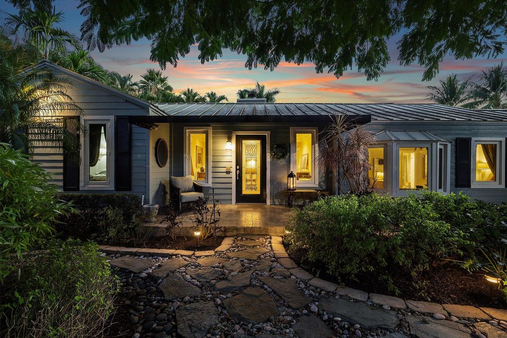 Photo of 802 NE 2nd Street, Delray Beach, FL 33483 (MLS # R11148363)