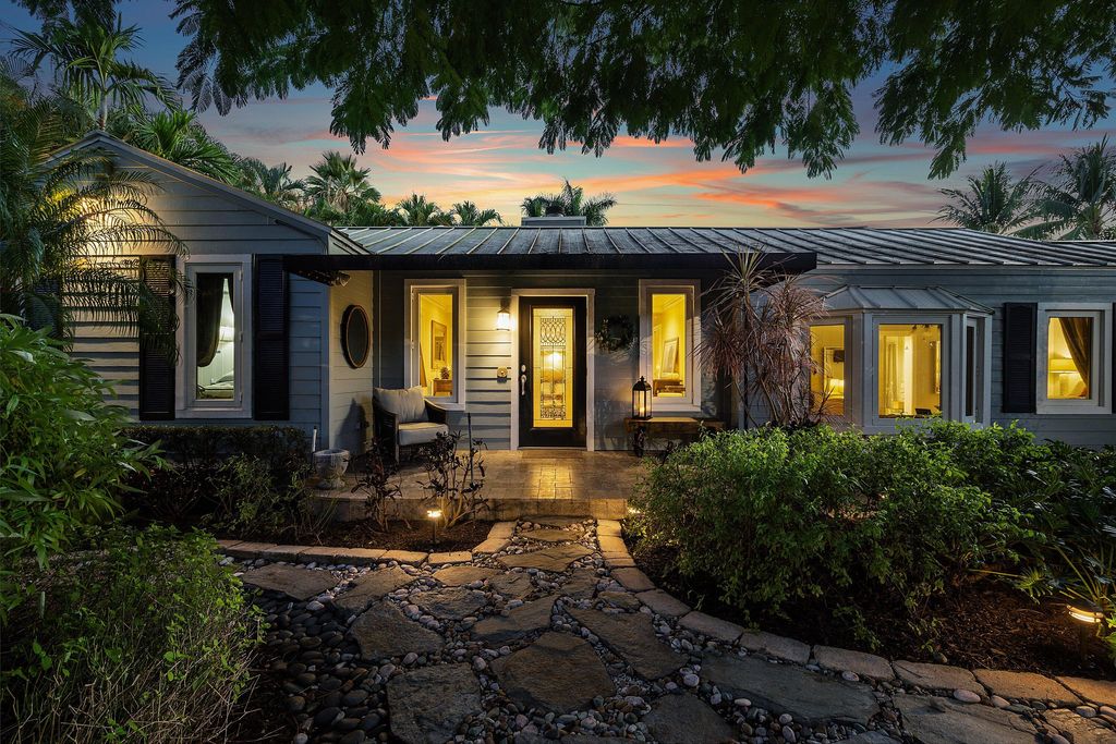 Photo of 802 NE 2nd Street, Delray Beach, FL 33483 (MLS # R11148363)