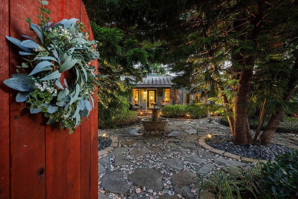 Photo of 802 NE 2nd Street, Delray Beach, FL 33483 (MLS # R11148363)