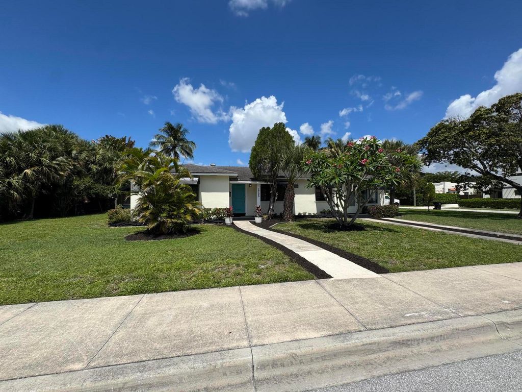 Photo of 1725 N Lakeside Drive, Lake Worth Beach, FL 33460 (MLS # B26028917)