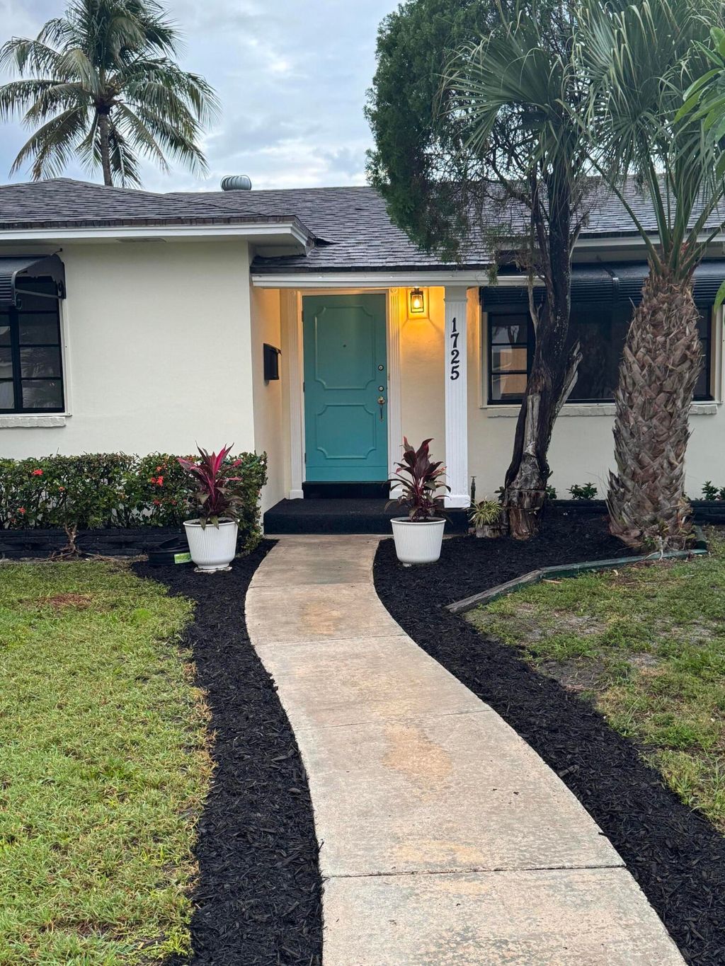 Photo of 1725 N Lakeside Drive, Lake Worth Beach, FL 33460 (MLS # B26028917)