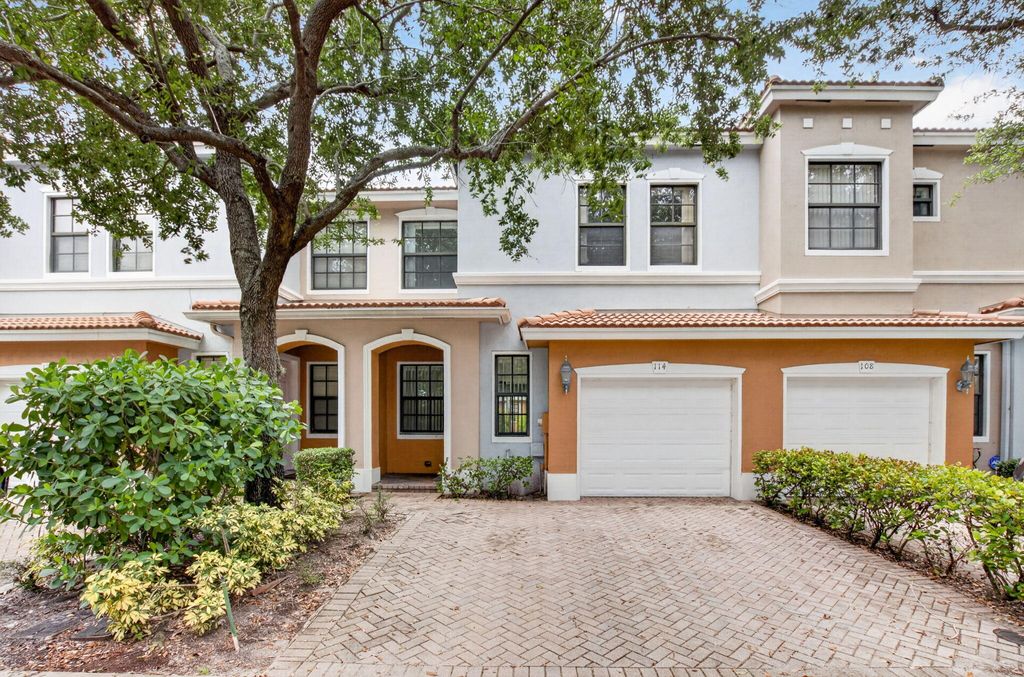 Photo of 114 E Astor Circle E, Delray Beach, FL 33484 (MLS # B26037536)