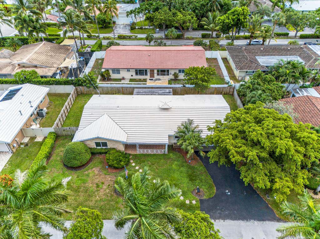 Photo of 2750 SE 3rd Street, Pompano Beach, FL 33062 (MLS # B26059717)