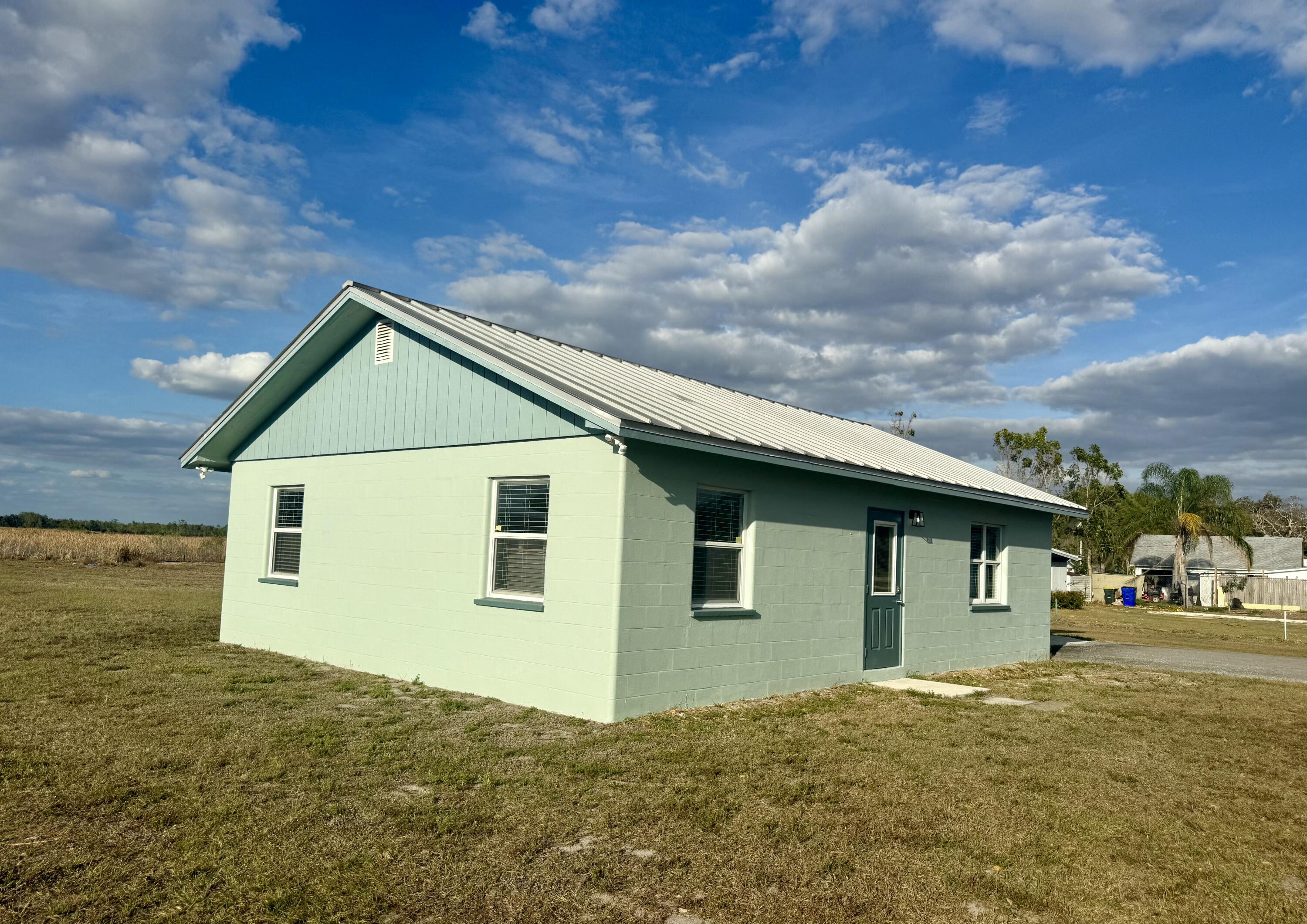 E 100 FT OF W 200 FT OF SW1/4 OF SW 1/4 OF SW 1/41 - Residential