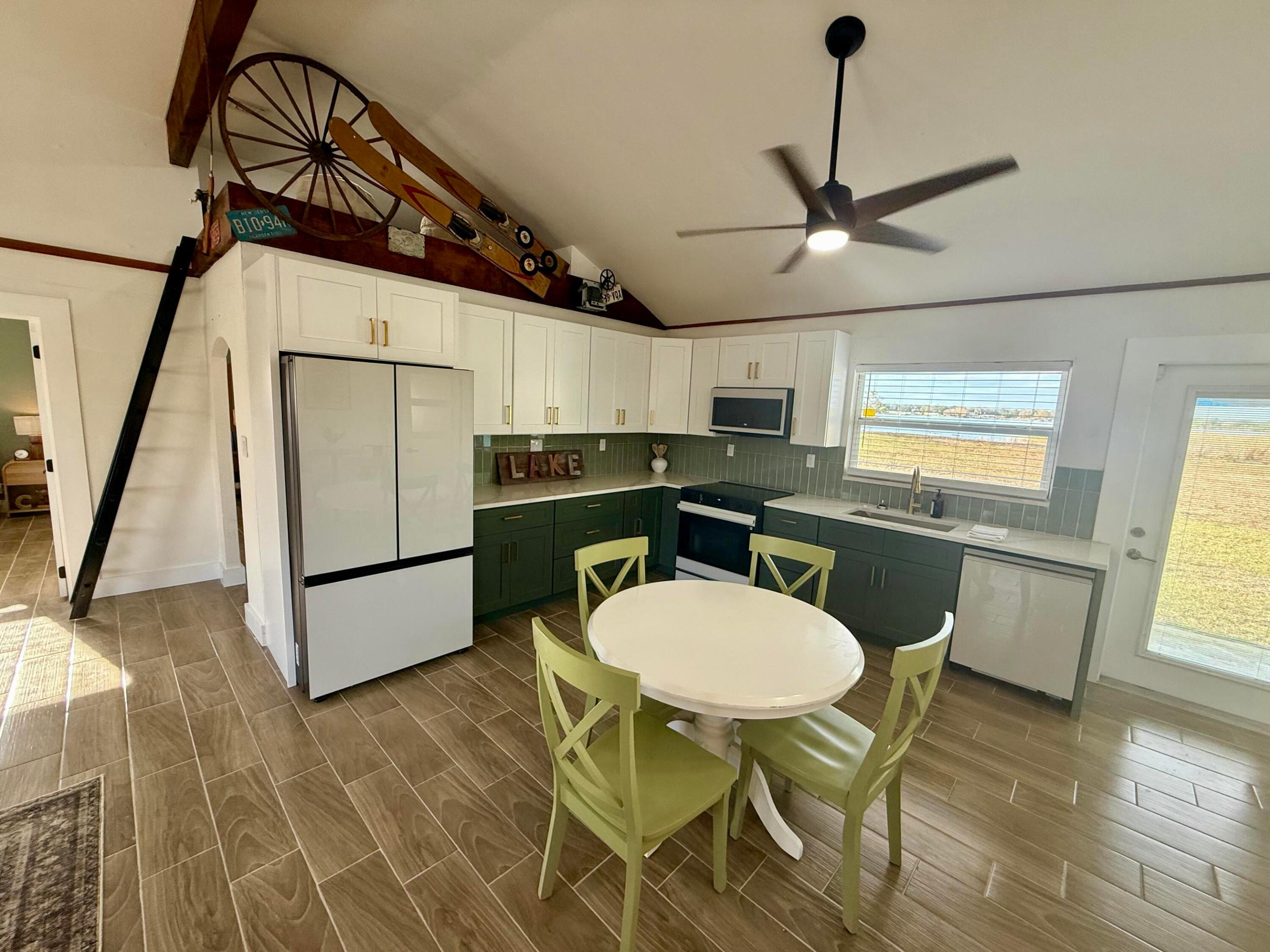 E 100 FT OF W 200 FT OF SW1/4 OF SW 1/4 OF SW 1/41 - Residential