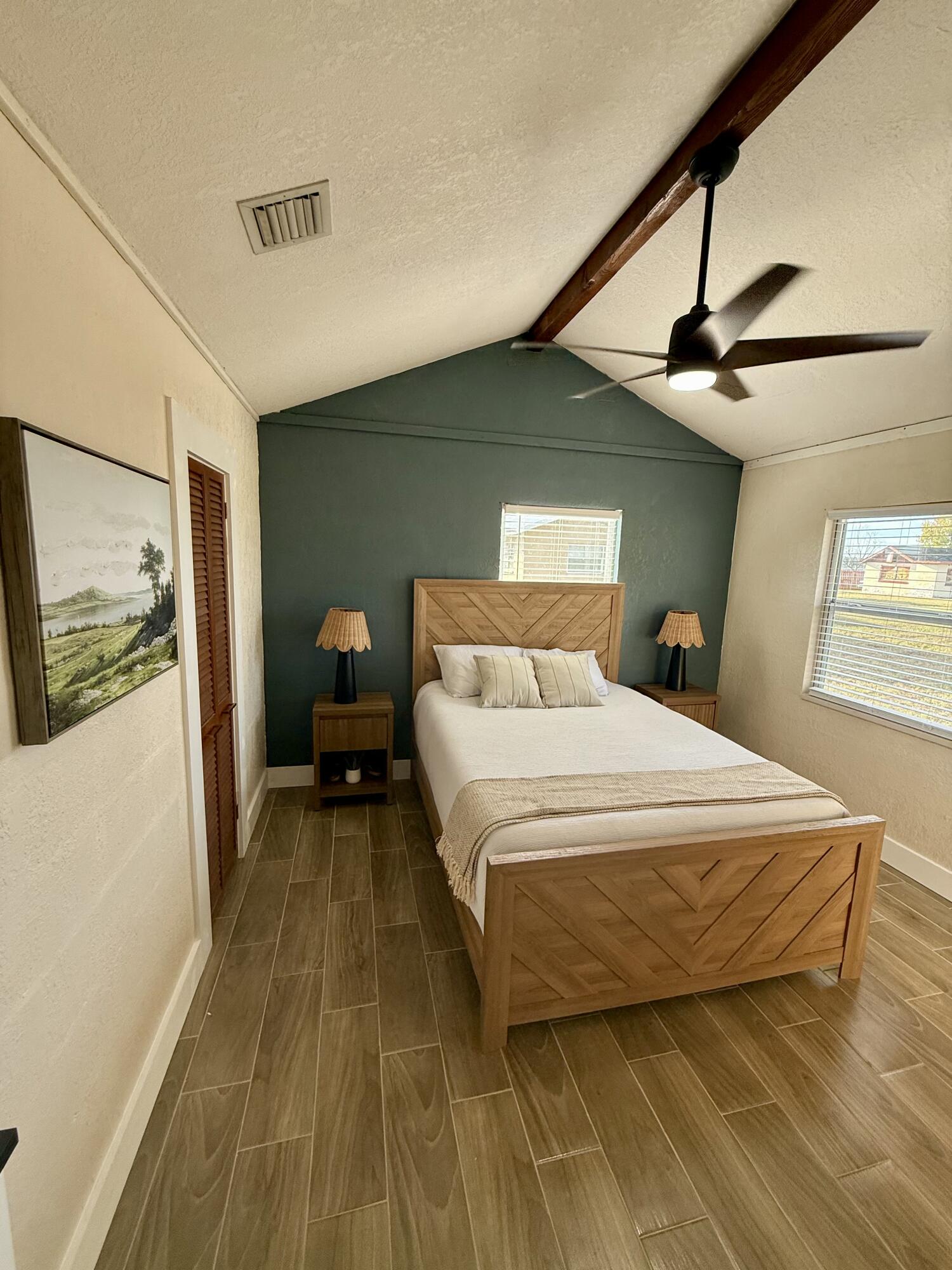 E 100 FT OF W 200 FT OF SW1/4 OF SW 1/4 OF SW 1/41 - Residential