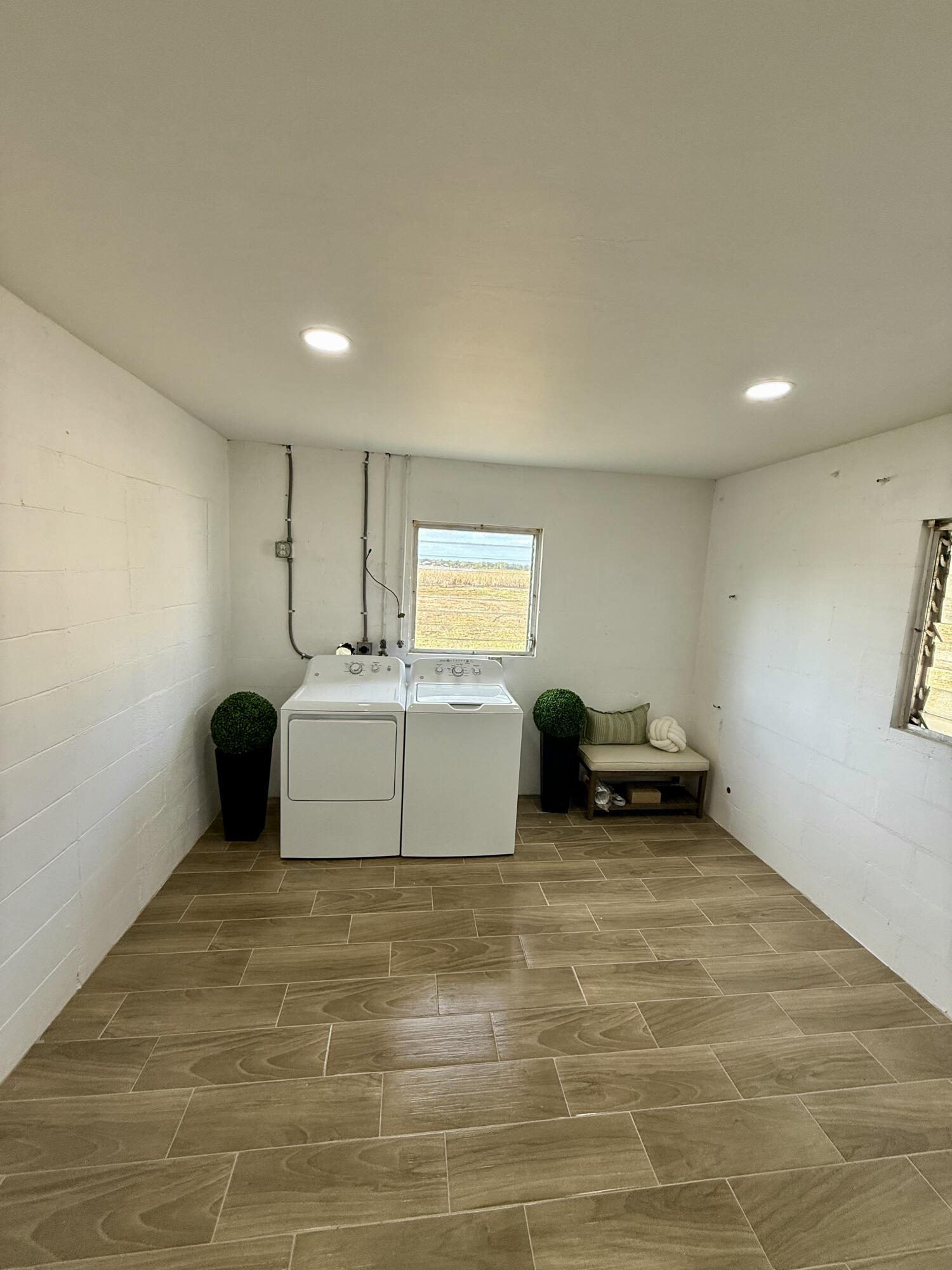 E 100 FT OF W 200 FT OF SW1/4 OF SW 1/4 OF SW 1/41 - Residential