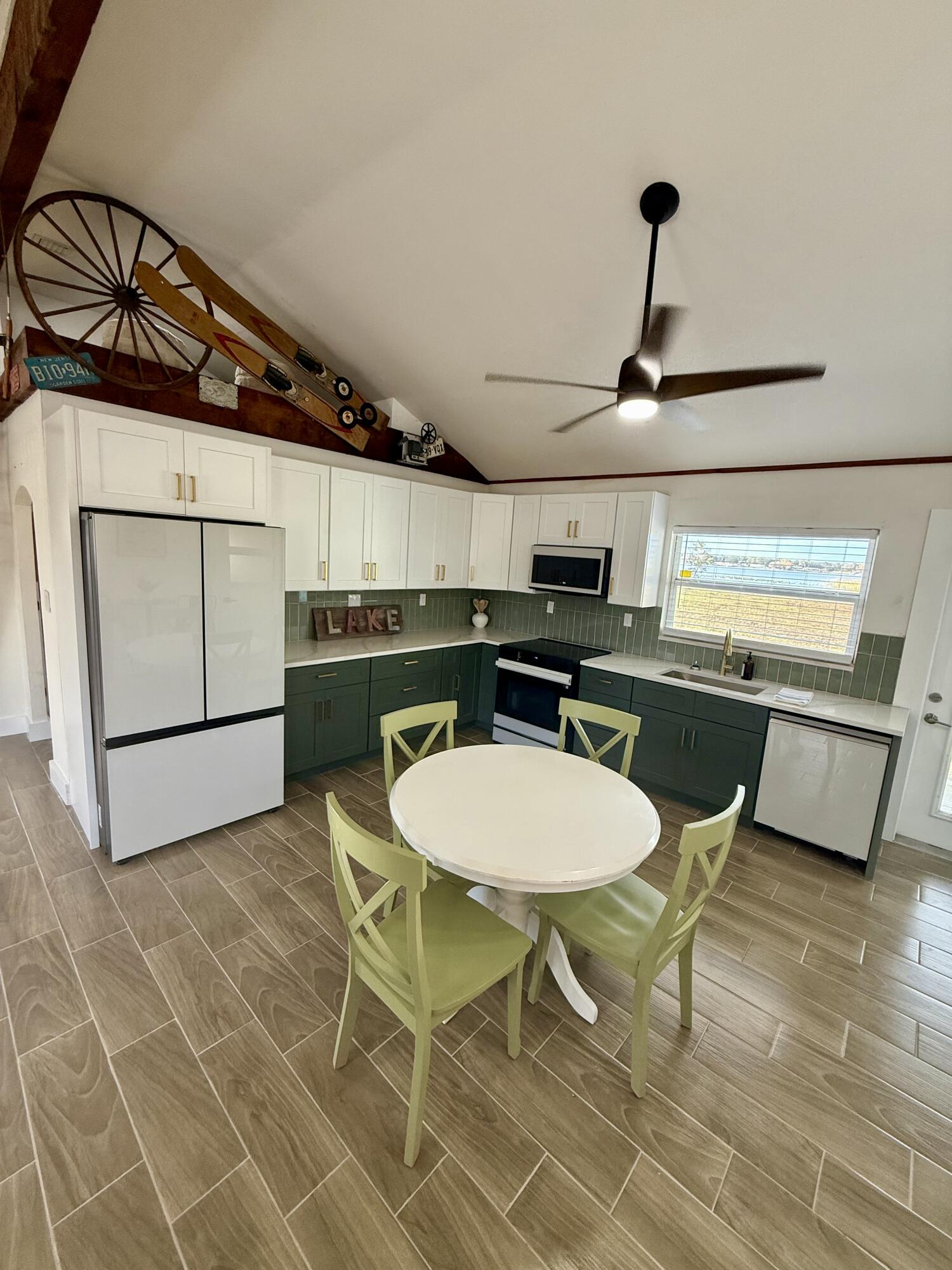 E 100 FT OF W 200 FT OF SW1/4 OF SW 1/4 OF SW 1/41 - Residential