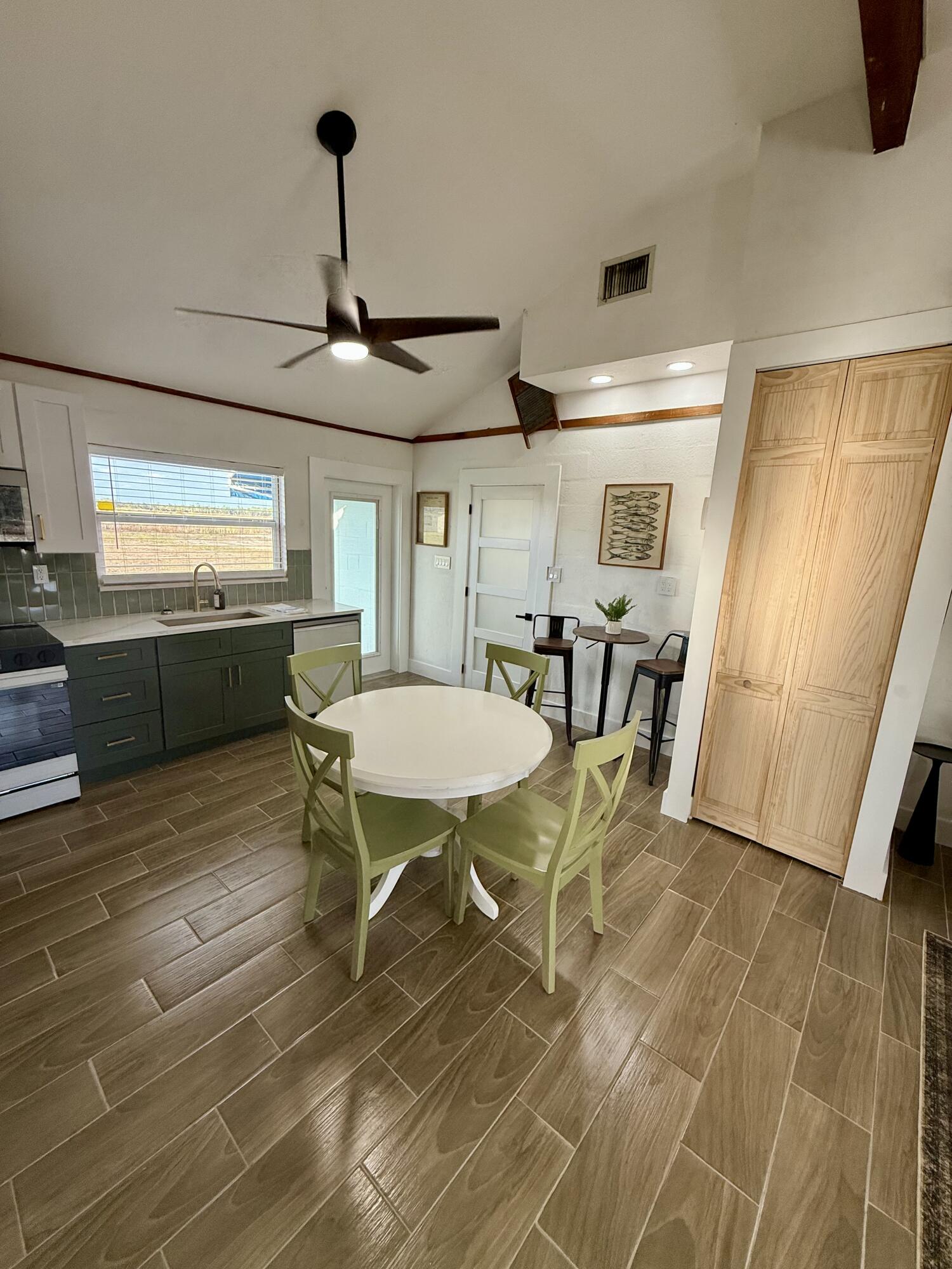 E 100 FT OF W 200 FT OF SW1/4 OF SW 1/4 OF SW 1/41 - Residential