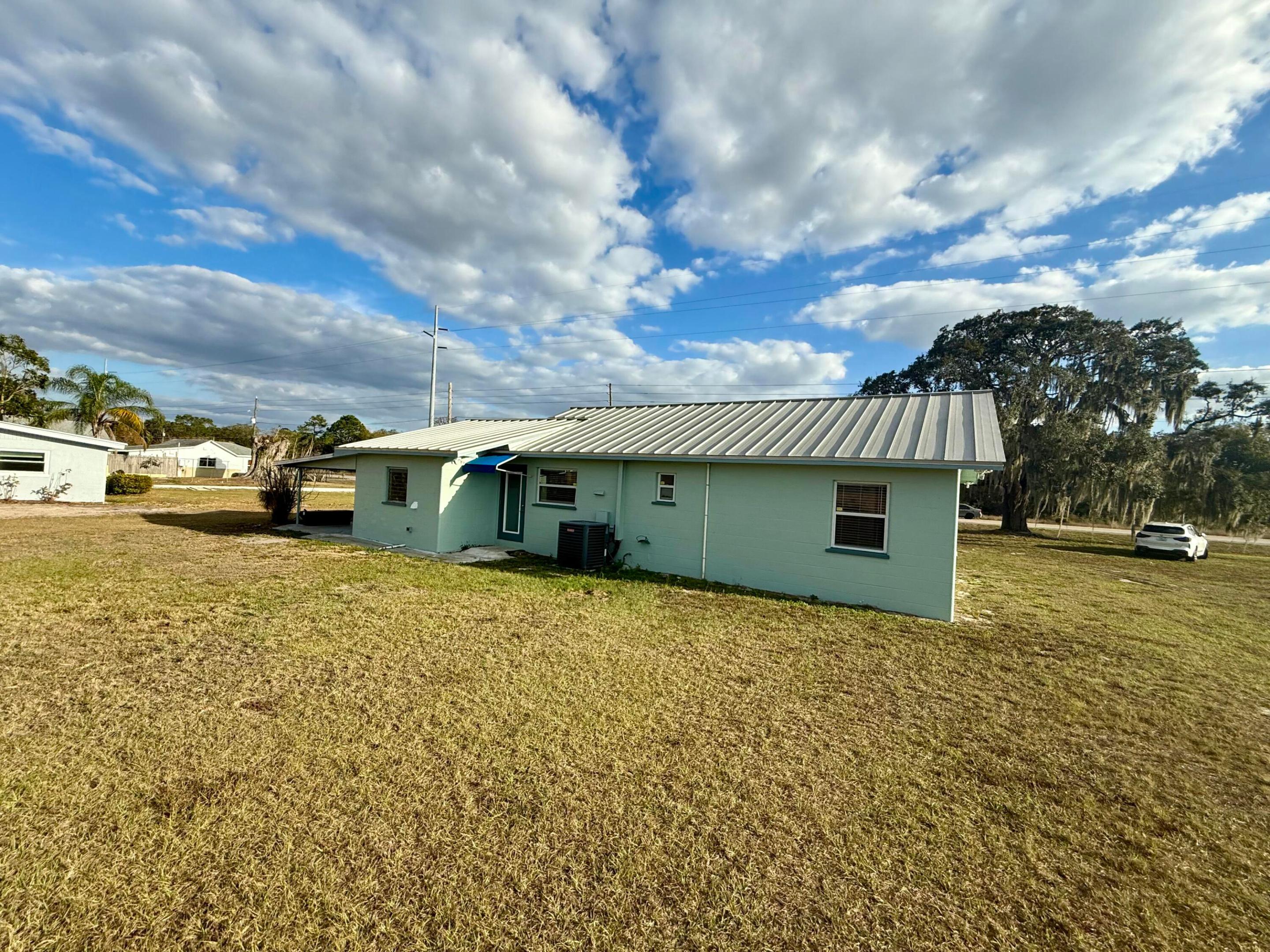 E 100 FT OF W 200 FT OF SW1/4 OF SW 1/4 OF SW 1/41 - Residential