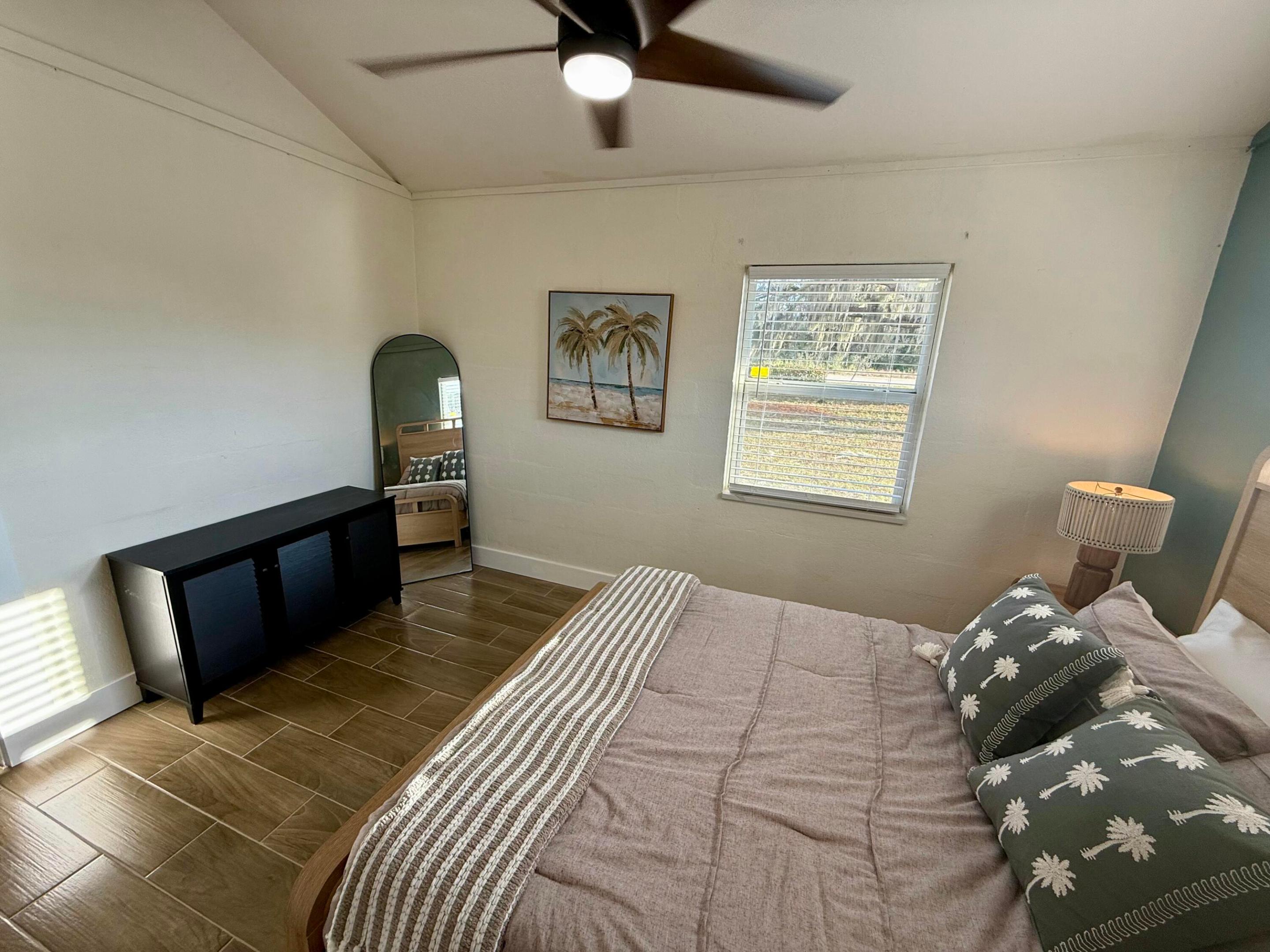 E 100 FT OF W 200 FT OF SW1/4 OF SW 1/4 OF SW 1/41 - Residential