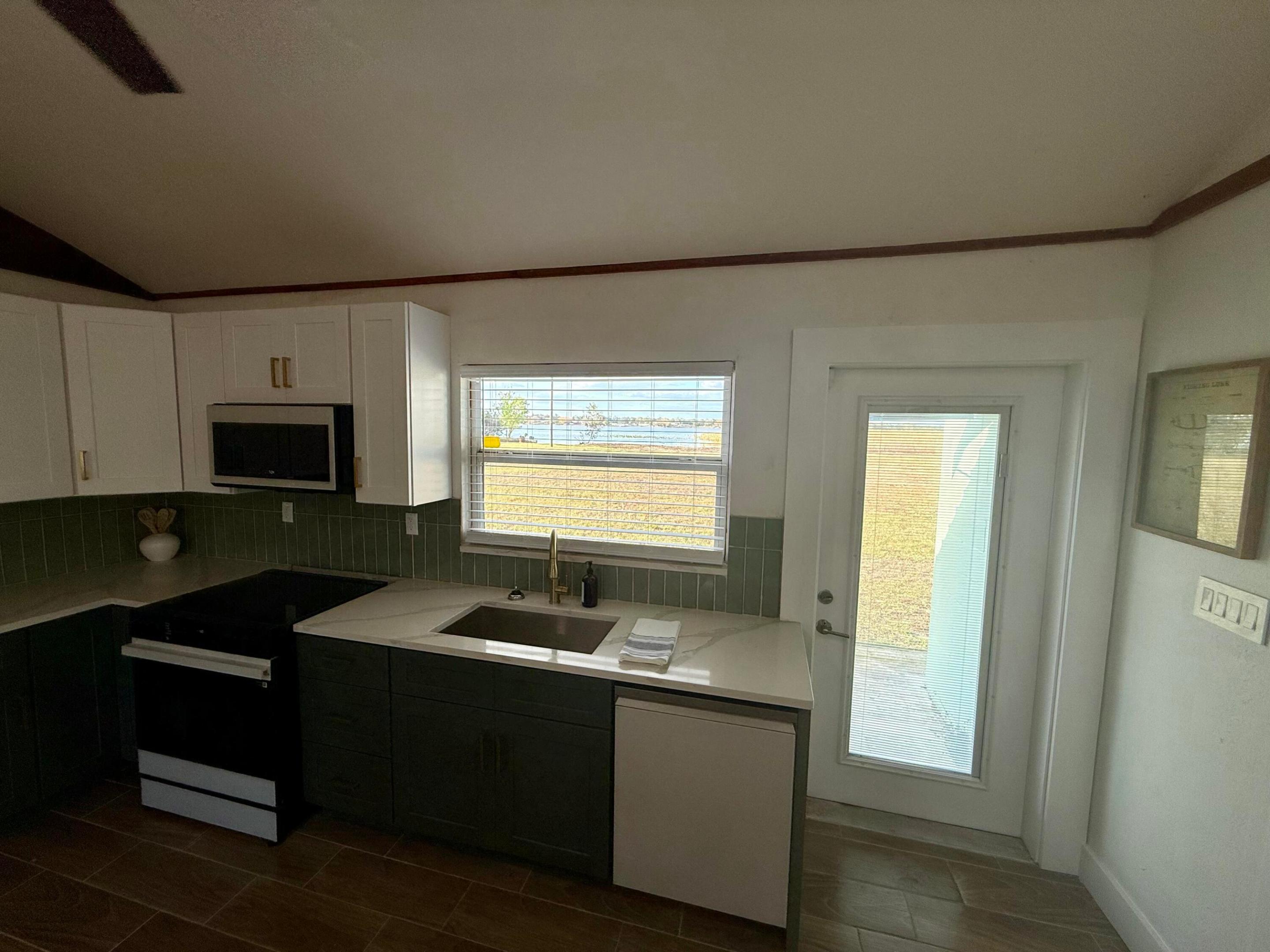 E 100 FT OF W 200 FT OF SW1/4 OF SW 1/4 OF SW 1/41 - Residential