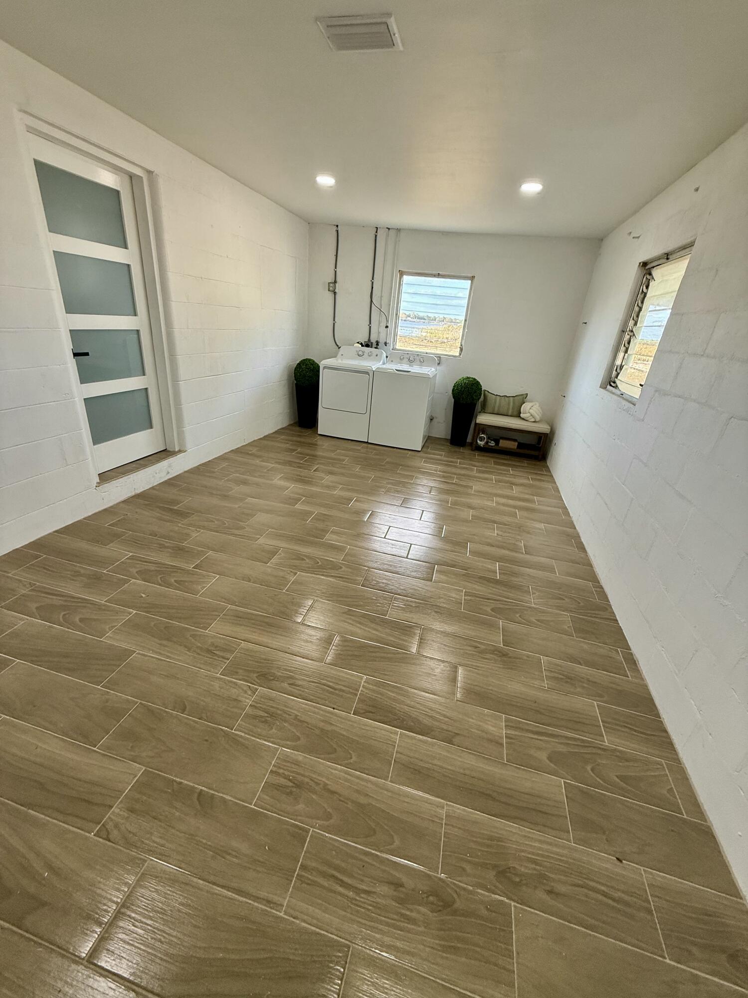 E 100 FT OF W 200 FT OF SW1/4 OF SW 1/4 OF SW 1/41 - Residential