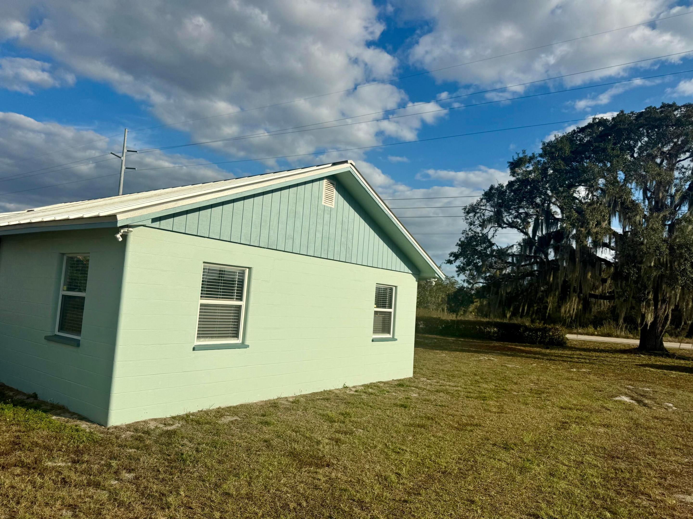 E 100 FT OF W 200 FT OF SW1/4 OF SW 1/4 OF SW 1/41 - Residential