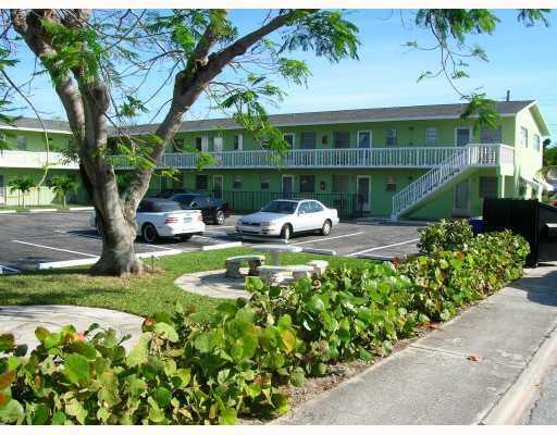 affordable 1/1bath only steps to trendy downtown lake worth, golf course, parks and beach