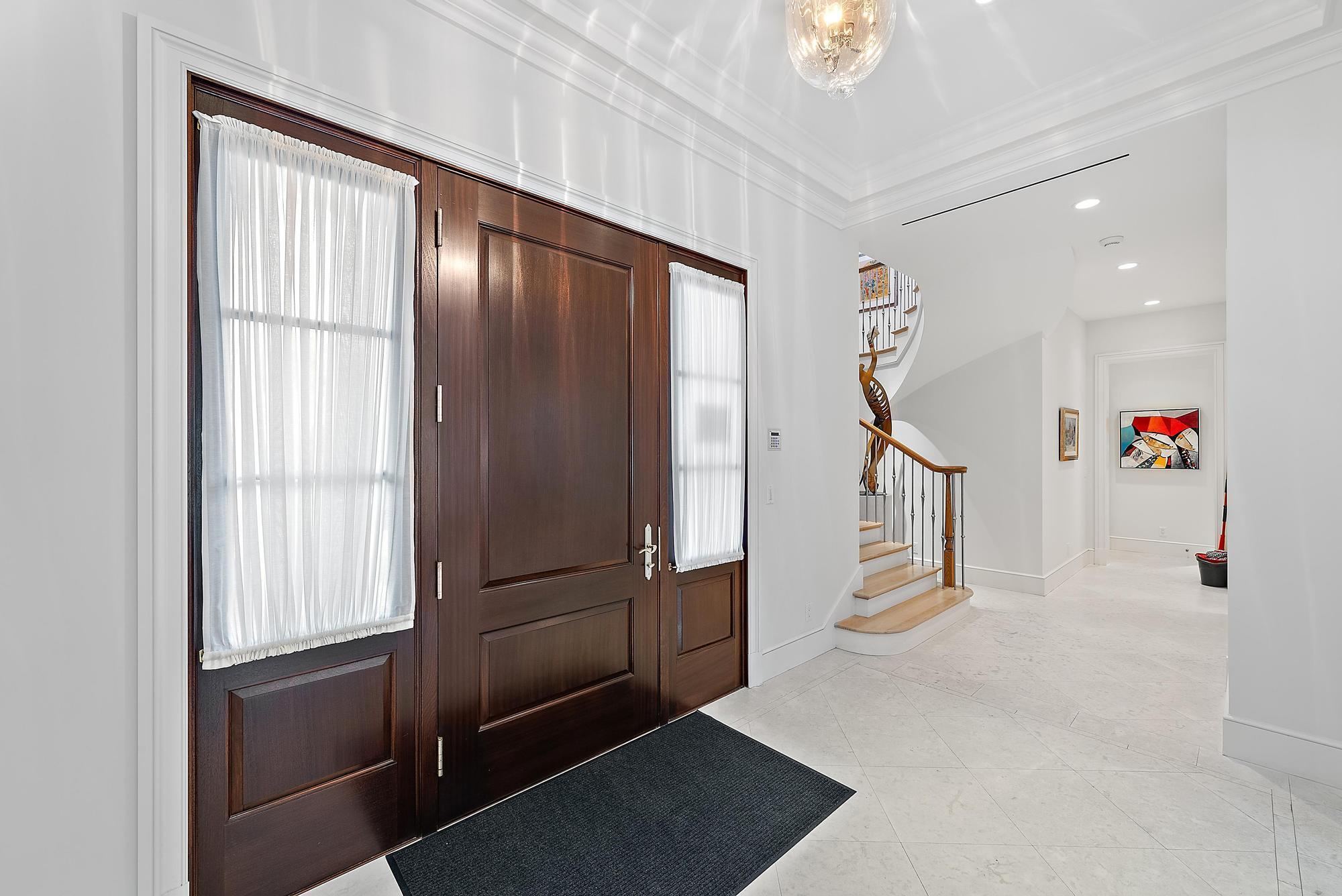 218 Seabreeze Avenue
