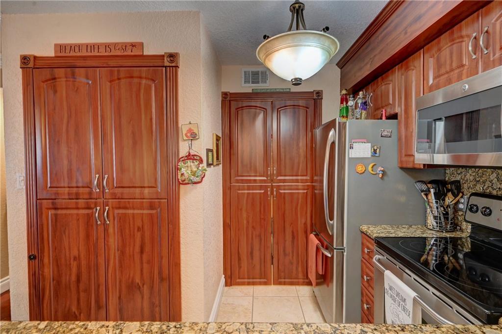 HOLLYWOOD PARC - Residential