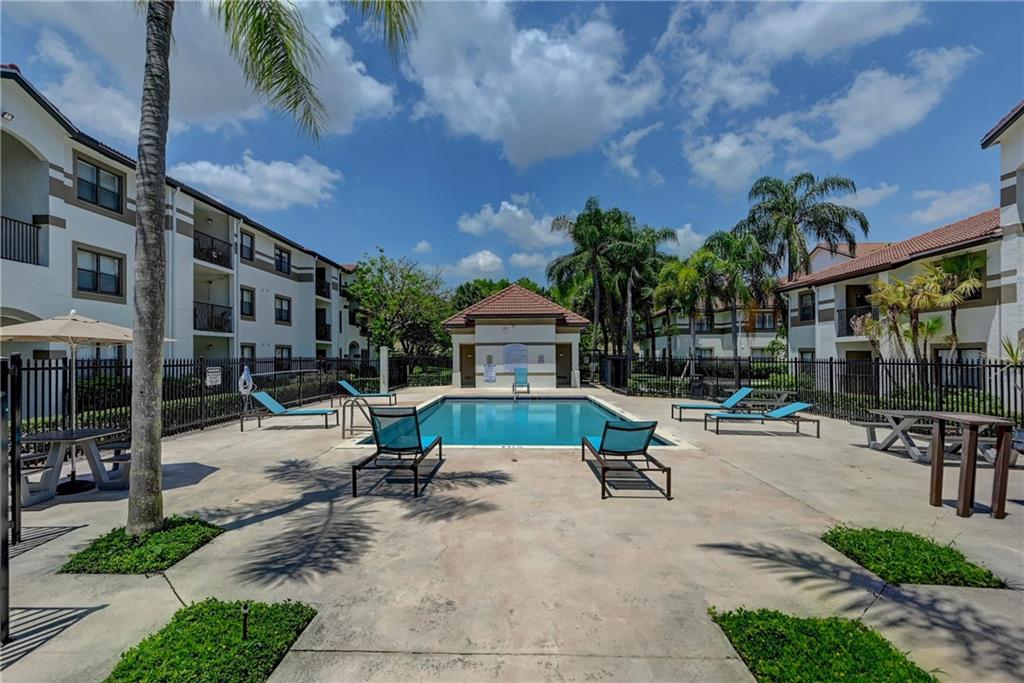 HOLLYWOOD PARC - Residential