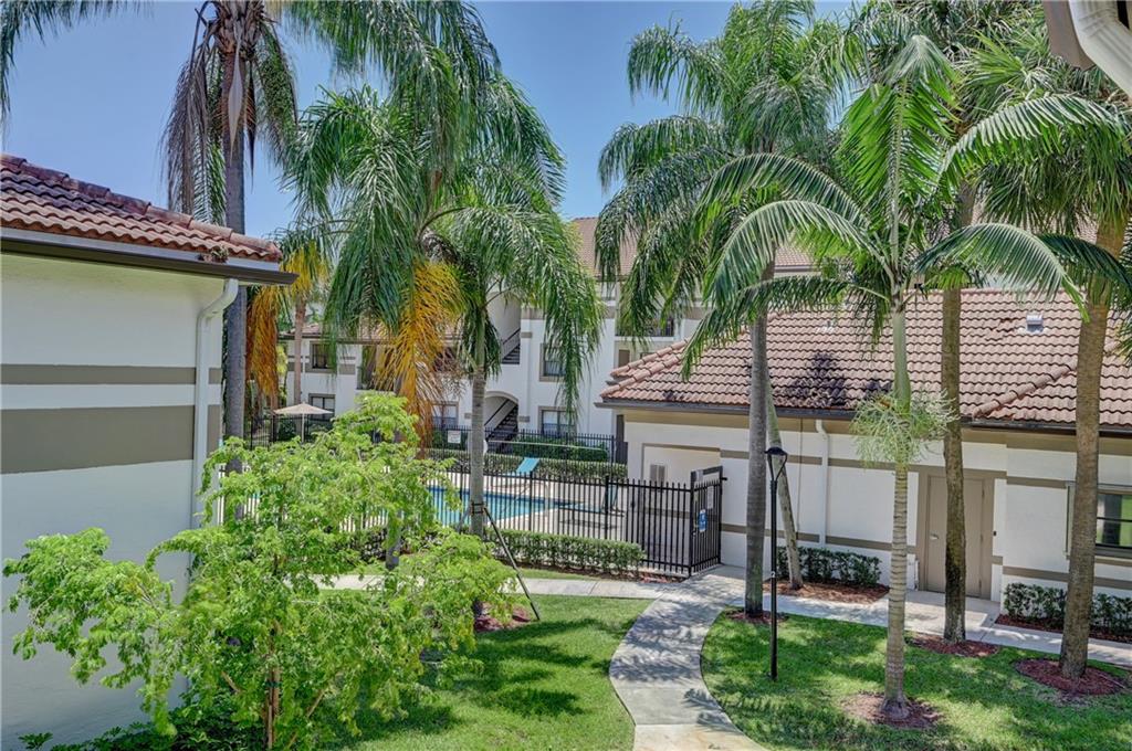 HOLLYWOOD PARC - Residential