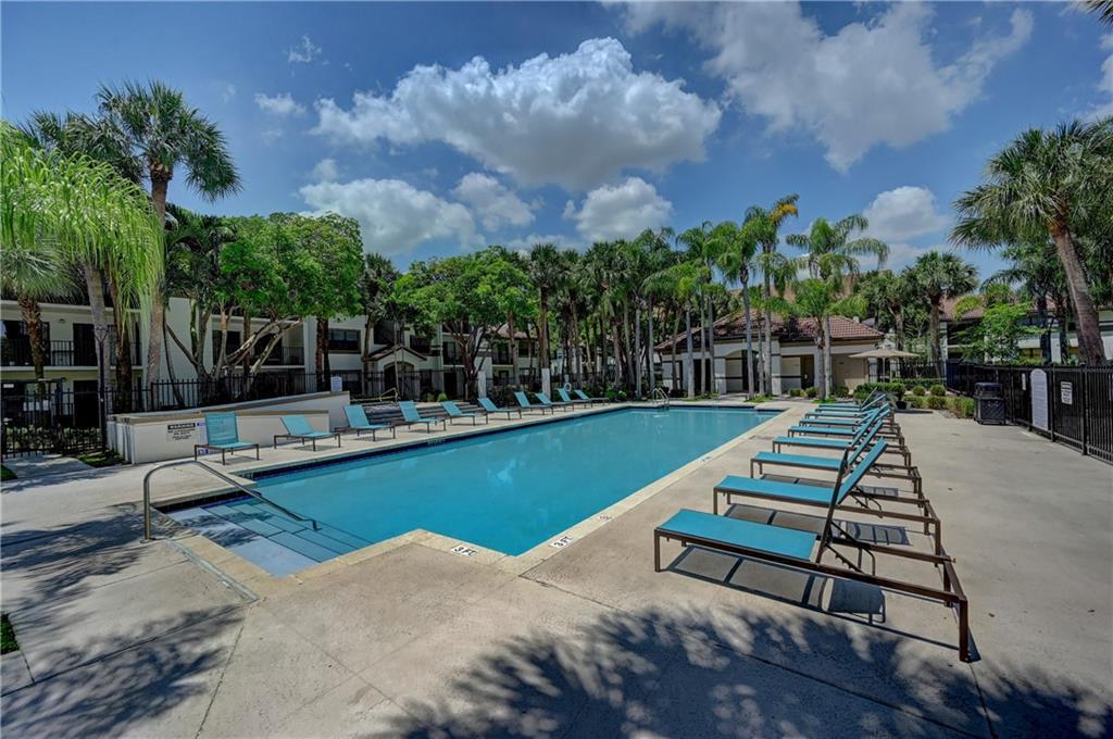 HOLLYWOOD PARC - Residential