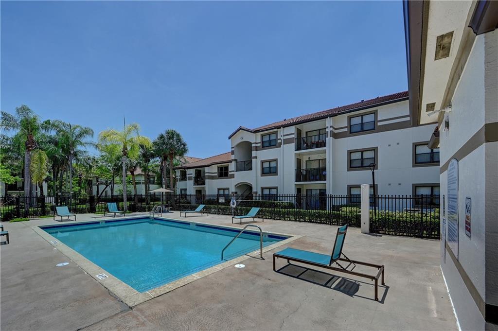 HOLLYWOOD PARC - Residential