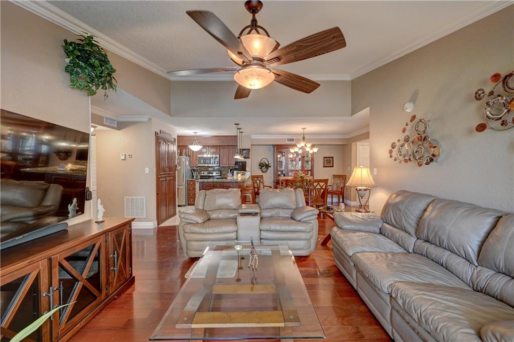 HOLLYWOOD PARC - Residential