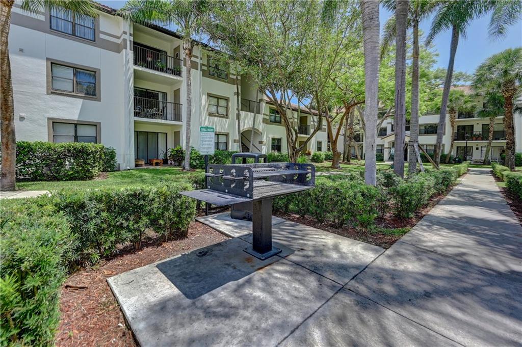 HOLLYWOOD PARC - Residential