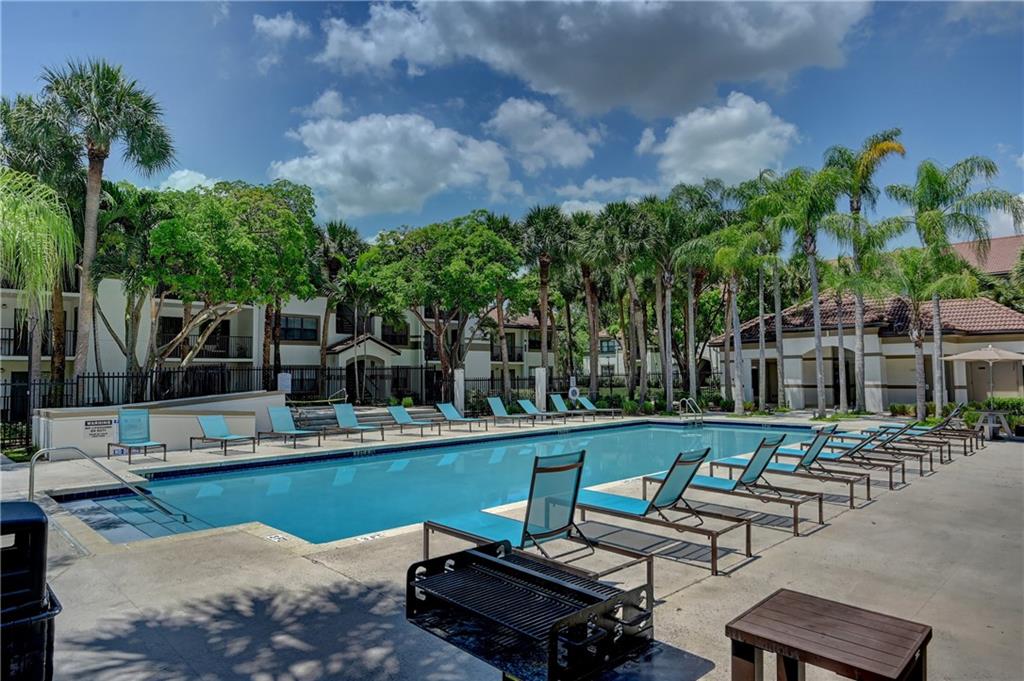 HOLLYWOOD PARC - Residential